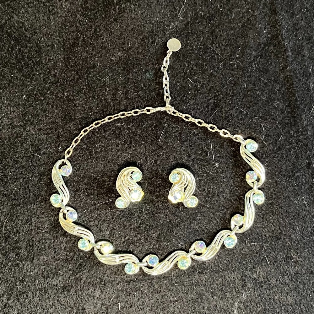 Vintage ‘Choker Style’ Silver Tone Necklace & Earrings w/Blue ‘Confetti’ Crystal - Picture 3 of 10
